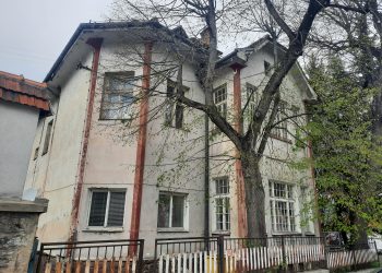 Burjanova vila chátra v tieni starých líp. Aké plány má s ňou mesto?