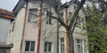 Burjanova vila chátra v tieni starých líp. Aké plány má s ňou mesto?