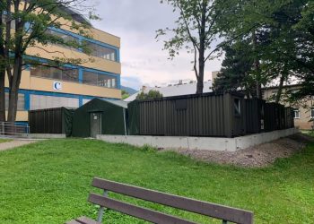 Vojenská nemocnica ruší zákaz návštev v nemocnici aj testovanie na Považskej ulici 