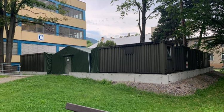 Vojenská nemocnica ruší zákaz návštev v nemocnici aj testovanie na Považskej ulici 