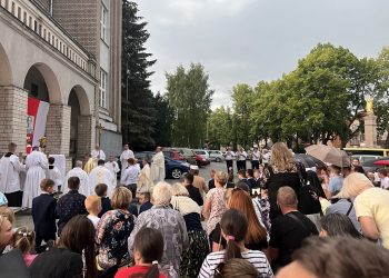 Ružomberčania slávili sviatok Najsvätejšieho Kristovho tela a krvi. Procesiu prekazil silný dážď