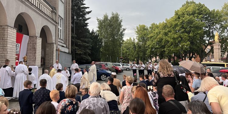 Ružomberčania slávili sviatok Najsvätejšieho Kristovho tela a krvi. Procesiu prekazil silný dážď