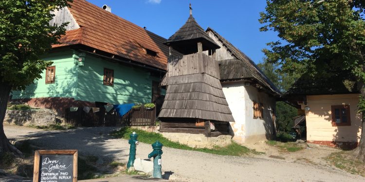 Zvonica a zrubové drevenice vo Vlkolínci prejdú opravou