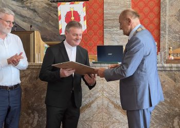 Na radnici sa lúčili s dekanom Dušanom Škrabekom. Primátor mu udelil čestné občianstvo 