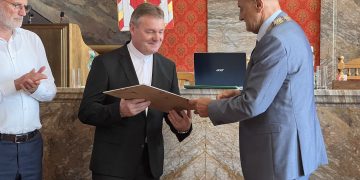 Na radnici sa lúčili s dekanom Dušanom Škrabekom. Primátor mu udelil čestné občianstvo 