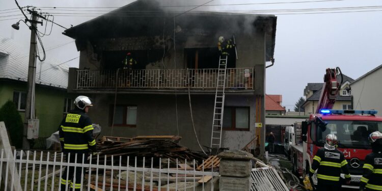 Hľadajú pomocné ruky. Z požiarom zasiahnutého domu budú vypratávať trosky a poškodený majetok 