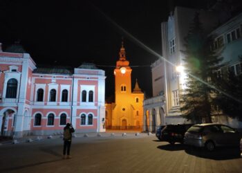 Kostol sv. Ondreja svieti na červeno. Ružomberok si pripomenul ľudí trpiacich pre vieru