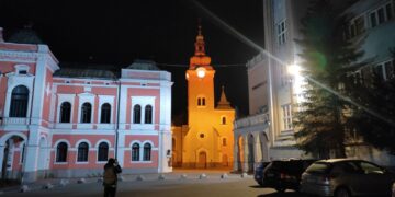Kostol sv. Ondreja svieti na červeno. Ružomberok si pripomenul ľudí trpiacich pre vieru