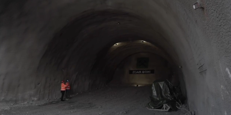 AKTUÁLNE: Prerazili diaľničný tunel Čebrať