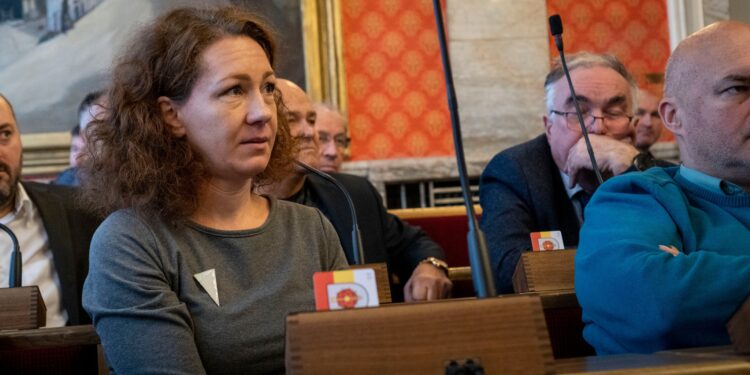 Poslanci v mestských podnikoch majú zverejňovať svoje odmeny, na riaditeľské posty budú výberové konania