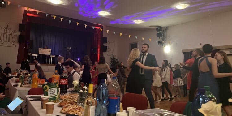 Súťaže aj živá hudba: Černovci sa zabávali na Farskom večierku 