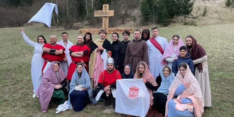 V Hubovej pripomenula utrpenie Ježiša Krista hraná krížová cesta